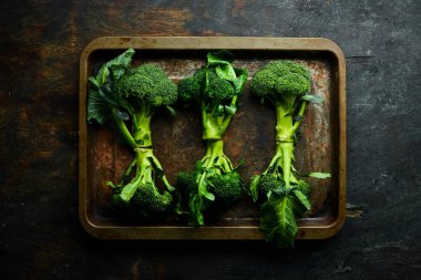 Metal tepside brokoli. Siyah bir arka planda. Sağlıklı diyet yemekleri. Üst Görünüm Boş kopyalama alanı.