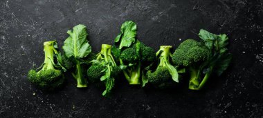 Brokoli. Siyah taş bir masada taze yeşil brokoli. Üst Manzara. Boş kopyalama alanı.