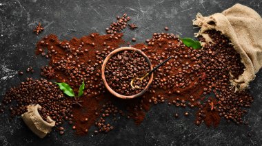 Kahve çekirdekleri. Ahşap bir arka plan üzerinde. Üstten Görünüm. Kopya alanı