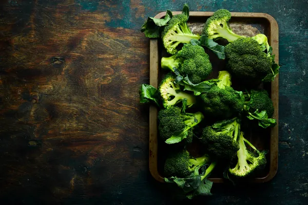 Broccoli Vassoio Metallo Uno Sfondo Nero Cibo Dieta Sana Vista — Foto Stock