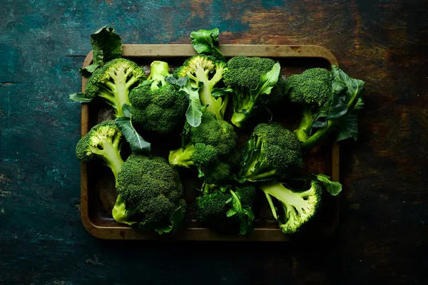 Broccoli Een Metalen Dienblad Een Zwarte Achtergrond Gezond Dieetvoedsel Bovenaanzicht — Stockfoto