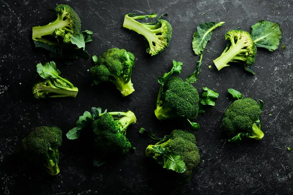 Broccoli Verse Groene Broccoli Een Zwarte Stenen Tafel Bovenaanzicht Gratis — Stockfoto
