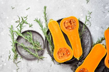 Sonbahar balkabağı pankartı. Biberiye ve baharatlı taze balkabağı. Taş zeminde. Üst görünüm.