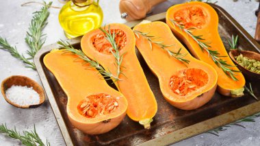 Biberiye ve baharatlı taze balkabağı. Sonbahar mevsiminde sağlıklı beslenme kavramı. Taş bir arka planda.