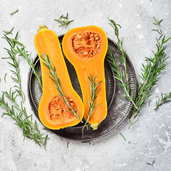 Sonbahar balkabağı pankartı. Biberiye ve baharatlı taze balkabağı. Taş zeminde. Üst görünüm.