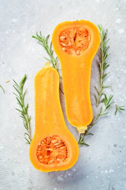 Balkabağı tabakları hazırlanıyor. Biberiye ve baharatlı taze balkabağı. Taş zeminde. Üst görünüm.