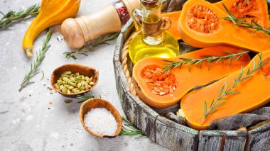 Tahta bir kutuda taze balkabağı. Taş zeminde. Üst görünüm.