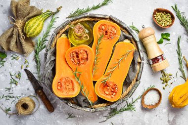 Tahta bir kutuda taze balkabağı. Taş zeminde. Üst görünüm.