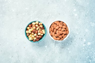 Bir kasede badem ve fındık. Çeşit çeşit fındık. Üst görünüm.