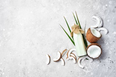 Küçük bir şişede hindistan cevizi sütü. Sağlıklı beslenme. Sütsüz süt yerine. Üst görünüm.