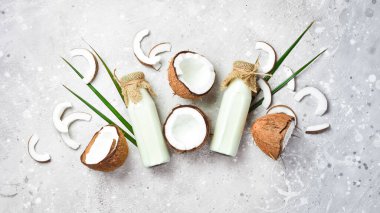 Küçük bir şişede hindistan cevizi sütü. Sağlıklı beslenme. Sütsüz süt yerine. Üst görünüm.