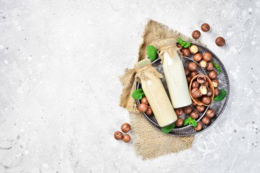 Macadamia. Süt macadamia fındığından yapılır. Taş zeminde. Üst Manzara. Metin için boş alan.