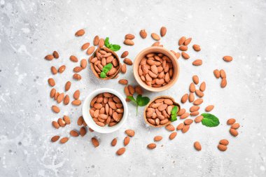 Kaçık. Taş zeminde badem fıstığı. Üst Manzara. Metin için boş alan.