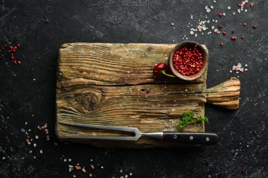 Arka planda eski bir mutfak kesme tahtası. Üst Manzara. Metnin için boş yer.