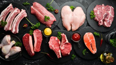 Büyük afiş. Biftek, somon, sığır eti, domuz ve tavuk karışımı. Üst Manzara. Süpermarket menüsü.