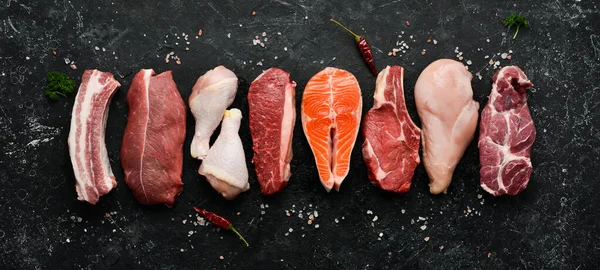 스테이크의 혼합물 쇠고기 돼지고기 닭고기 위에서 슈퍼마켓 — 스톡 사진