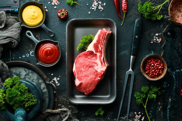 Čerstvý Syrový Hovězí Steak Kosti Černém Kamenném Pozadí Organické Potraviny — Stock fotografie