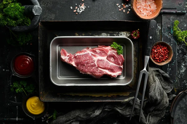 Vepřové Kousek Čerstvého Vepřového Steaku Černém Břidlicovém Kameni Horní Pohled — Stock fotografie