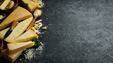 Parmesan peyniri ve peynir bıçağı. Taş zeminde. Geleneksel İtalyan peyniri. Üst Manzara. Metnin için boş yer.