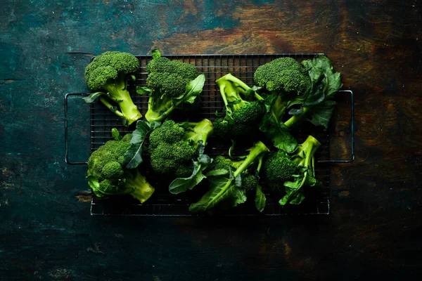 Broccoli Verse Groene Broccoli Een Zwarte Stenen Tafel Bovenaanzicht Gratis — Stockfoto
