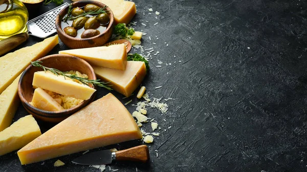 Een Stukje Parmezaanse Kaas Een Kaasmes Een Stenen Achtergrond Traditionele — Stockfoto