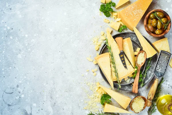 Grattugia Formaggio Parmigiano Duro Uno Sfondo Grigio Pietra Esperienza Alimentare — Foto Stock