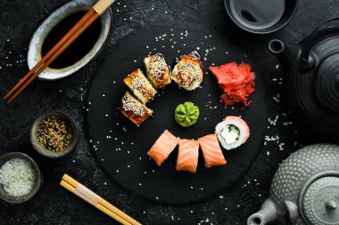 Geleneksel suşi taştan bir tabakta yuvarlanıyor. Yakın plan. Suşi menüsü. Japon yemeği..