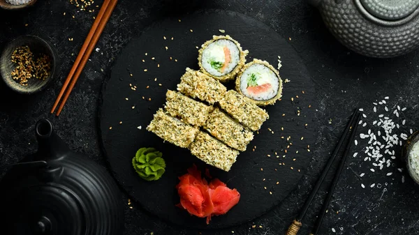 Sushi Gulung Tradisional Atas Piring Batu Close Menu Sushi Makanan — Stok Foto