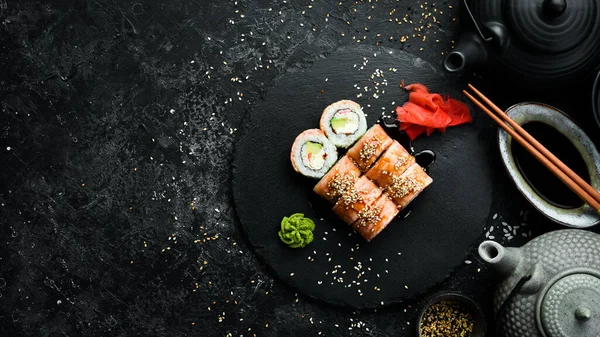 Sushi Lazaccal Philadelphia Sajttal Hagyományos Japán Étel Egy Fekete Kőtányéron — Stock Fotó