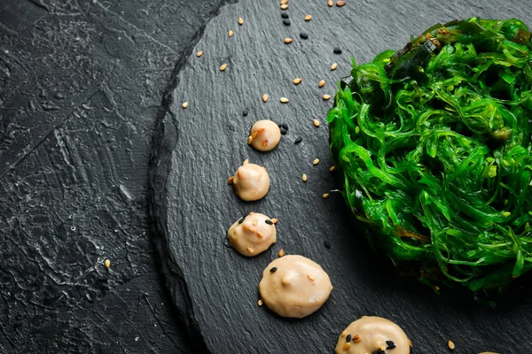 Chuka Seaweed Salad Foods High Iodine Black Stone Plate — Foto Stock