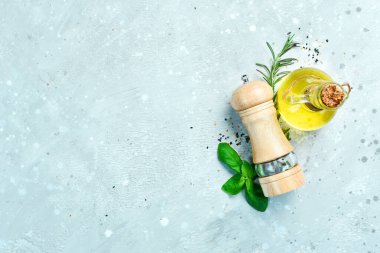 Gri taşlı arka planda baharat fabrikaları. Baharatlar. Üst Manzara. Metin için boş alan.