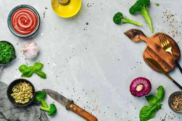 Cozinhar Fundo Composição Legumes Especiarias Óleo Utensílios Cozinha Uma Mesa — Fotografia de Stock