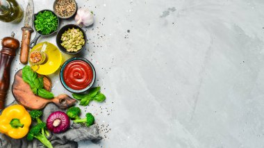 Yemek afişi. Baharat ve sebzelerle dolu bir arka plan. Üst Manzara. Metnin için boş yer.