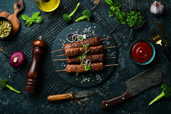 Grillezett Lula Kebab Nyárson Fűszerekkel Egy Fekete Tányéron Egy Betonasztalon — Stock Fotó