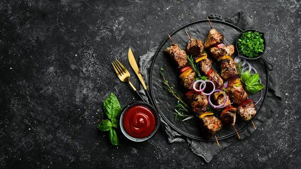 Hagyományos Kebab Szaftos Sertésnyárs Zöldségekkel Egy Fekete Kőtányéron Grillezett Első — Stock Fotó