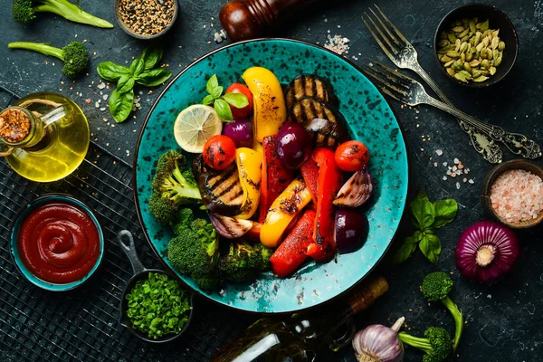 Contexte Alimentaire Barbecue Légumes Grillés Sur Une Assiette Créative Bleue — Photo
