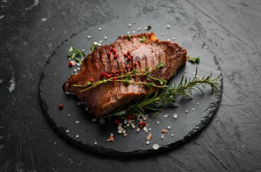 Izgara mermer biftek filetosu. Siyah taştan bir arka planda.