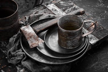 Eski metal mutfak aletleri: tabak, kupa, mutfak aletleri. Üst Manzara. Boş kopyalama alanı.
