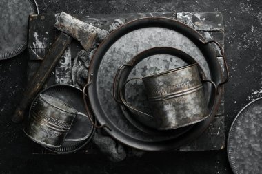 Eski metal mutfak aletleri: tabak, kupa, mutfak aletleri. Üst Manzara. Boş kopyalama alanı.
