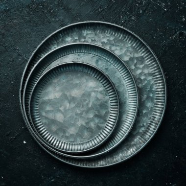 Metal plaka. Eski metal mutfak tepsisi. Üst Manzara. Boş kopyalama alanı.