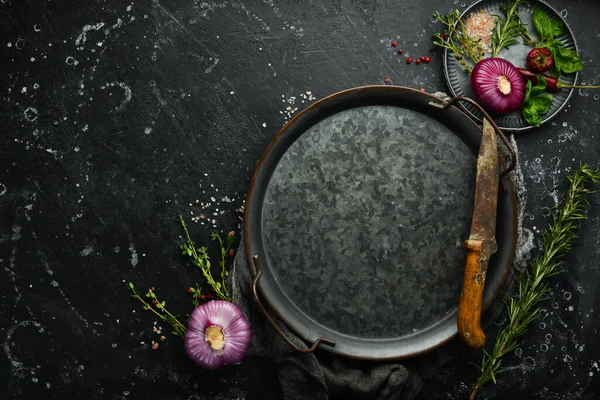 Σκούρο Τραπέζι Κουζίνας Μπαχαρικά Και Μαγειρικά Σκεύη Μαύρο Πέτρινο Φόντο — Φωτογραφία Αρχείου