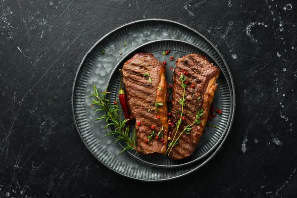 Grilovaný Hovězí Steak Rozmarýnem Bylinkami Kořením Tmavém Stole Volné Místo — Stock fotografie