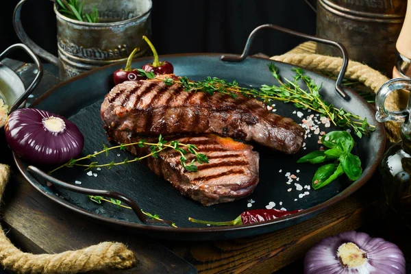 Gegrilltes Ribeye Beef Steak Kräuter Und Gewürze Auf Einem Dunklen — Stockfoto