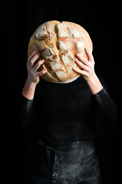 Ψωμί Από Αλεύρι Στα Χέρια Των Γυναικών Σπιτικό Ψωμί Τροφίμων — Φωτογραφία Αρχείου