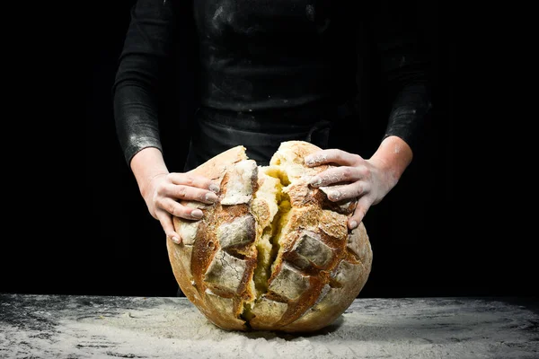 Pain Blanc Parfumé Cuit Dans Les Mains Des Femmes Farine — Photo