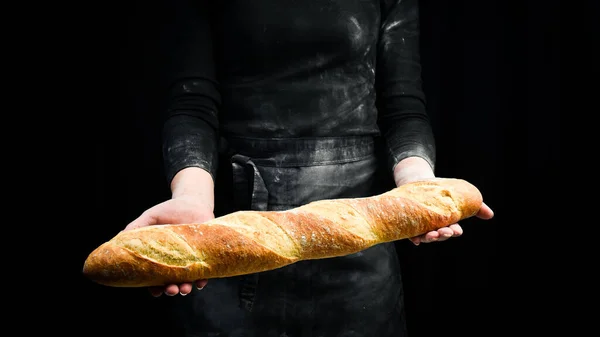 Baguette Fresca Fragrante Mani Fondo Nero Cottura Isolato Sfondo Nero — Foto Stock