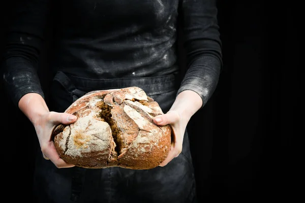 Χέρια Σπάνε Μαύρο Ψωμί Από Αλεύρι Μαύρο Φόντο Μαγειρικής Απομονωμένα — Φωτογραφία Αρχείου