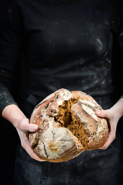 Les Mains Cassent Pain Noir Farine Fond Cuisine Noir Isolé — Photo