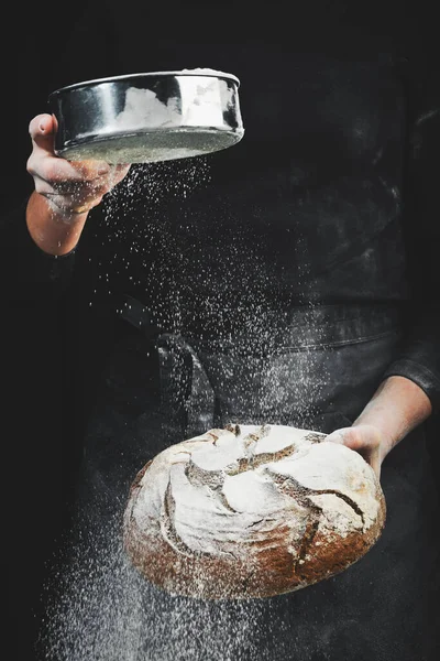 Руки Женщины Держат Черный Хлеб Муки Чёрный Кулинарный Фон — стоковое фото
