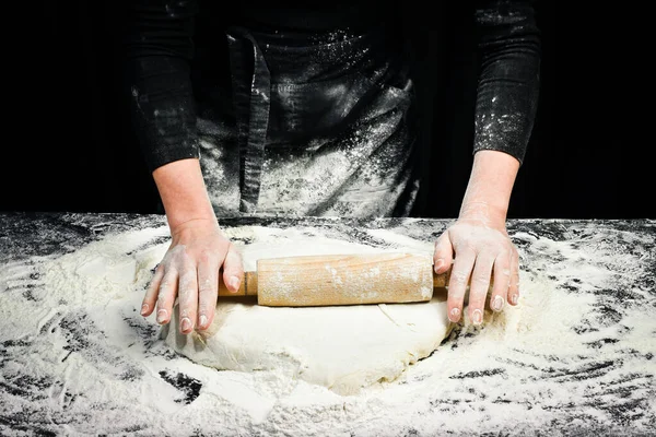 Kvinnors Händer Med Rullande Nål Förbereda Degen För Bröd Eller — Stockfoto